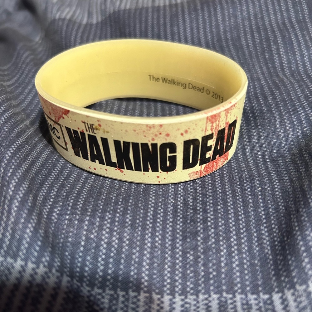 💚2 FOR 25 LISTING SALE💚 THE WALKIND DEAD rubber bracelet - official! Like new!